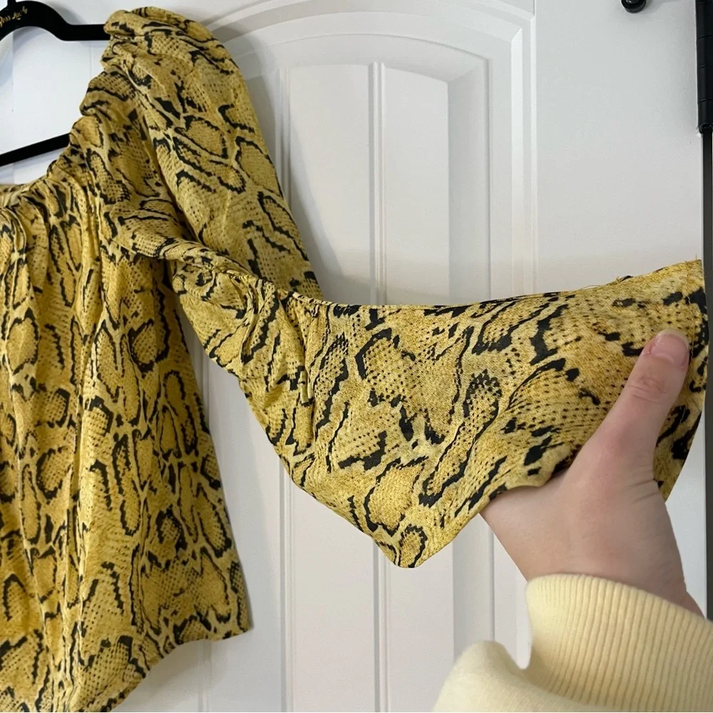 FRAME Off-The-Shoulder Billow Blouse Snake Blouse Top Size Medium Yellow - Picture 6 of 11